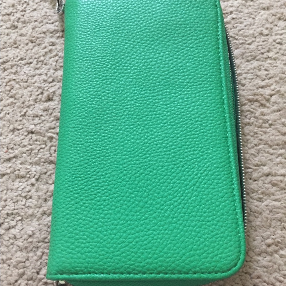 All about the Benjamin’s pebble green wallet